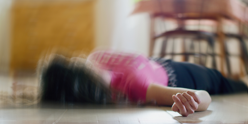 Quais os sintomas da epilepsia - mulher caida no chão